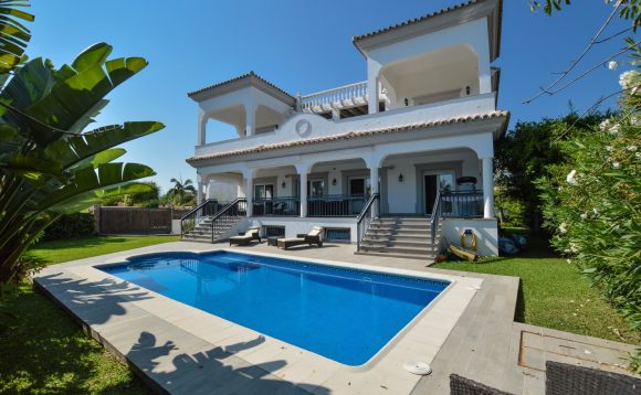 Villa bien ubicada para alquiler de larga temporada en San Pedro Alcántara, Costa del Sol